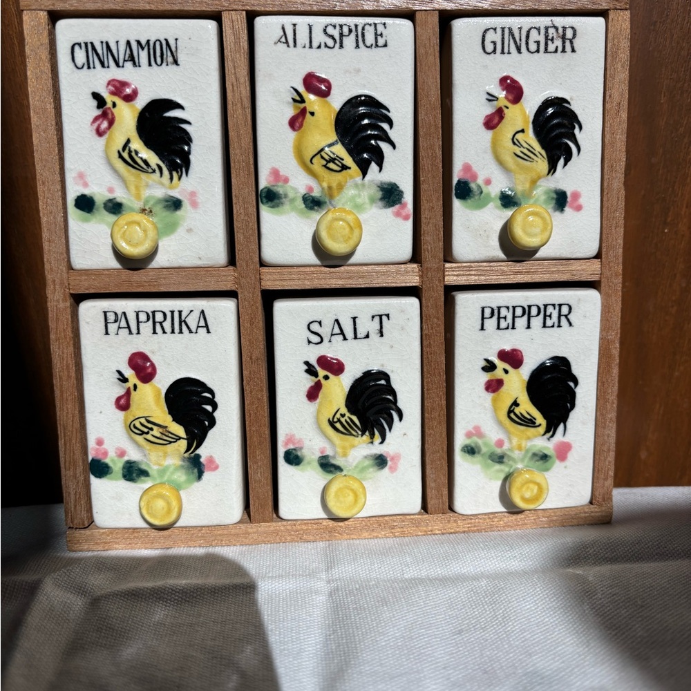 MCM Rooster Spice Rack with Shakers